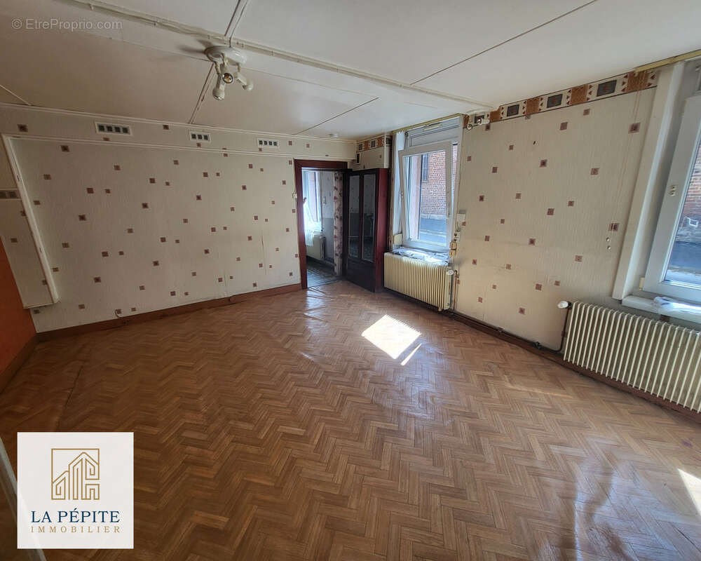 Longère mitoyenne 2 chambres avec 2 garages indépendants au coeur du centre de Solre-le-Château (59740) - photo 6