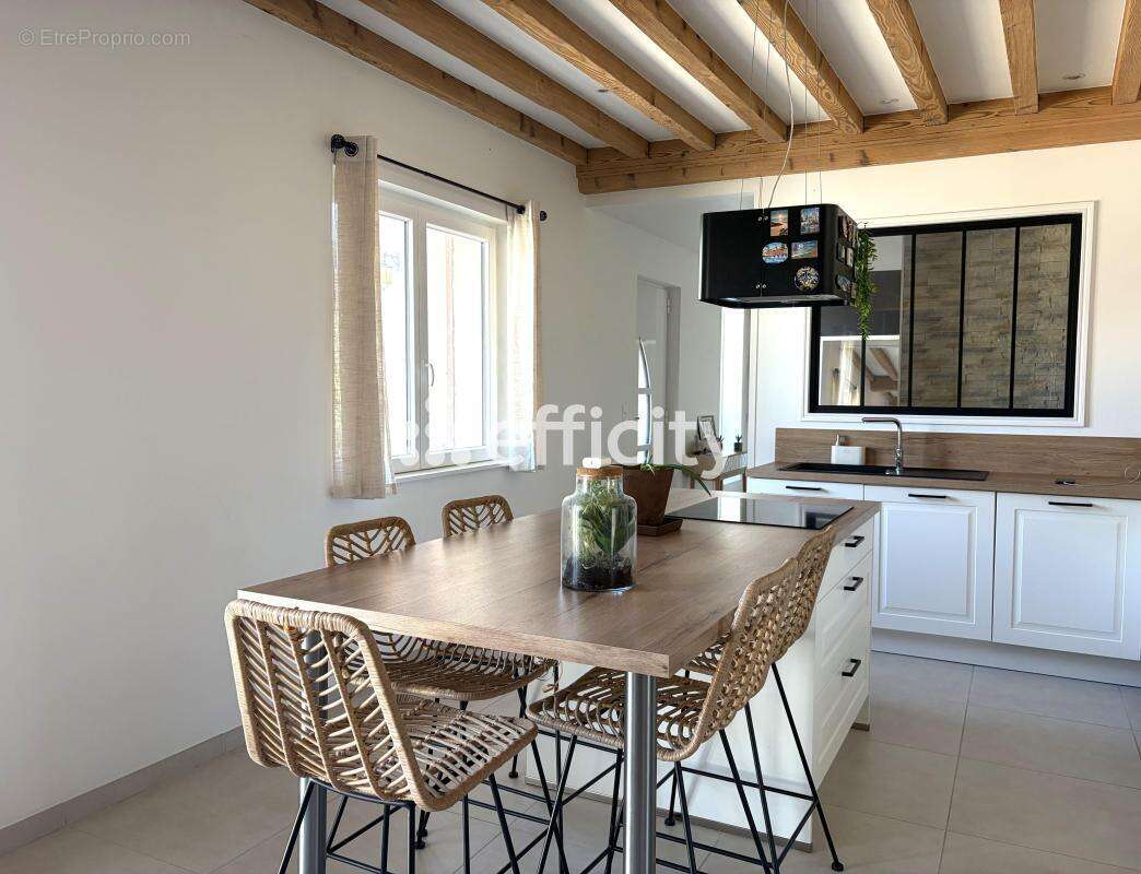 Maison 107 m² à Saint-Etienne-Des-Oullieres  - photo 4