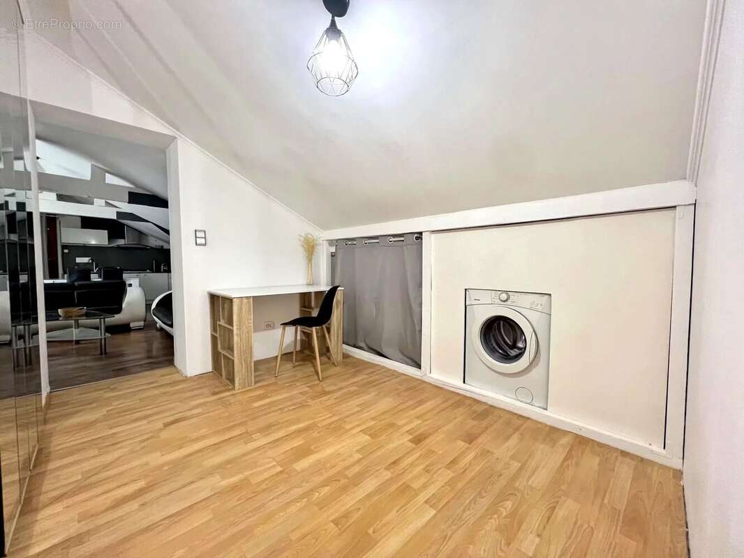 Appartement à SAINT-JULIEN-LES-ROSIERS