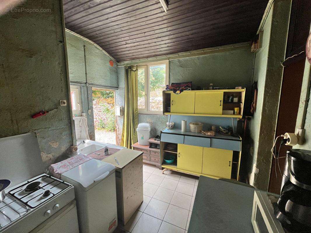 Le Montet Maison + Cour + cave +  Jardin + puits + garage + dépendances - photo 4