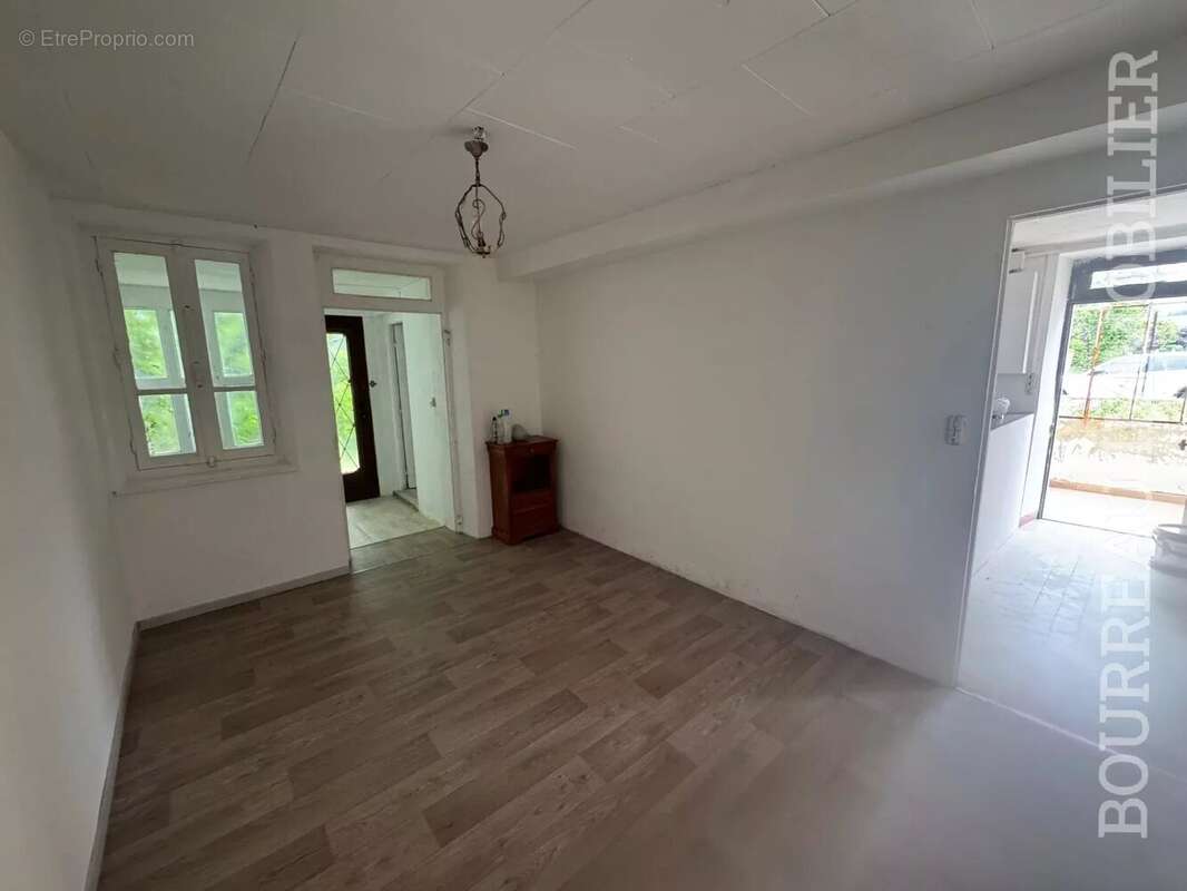 Appartement à LA CELLE-SAINT-CYR