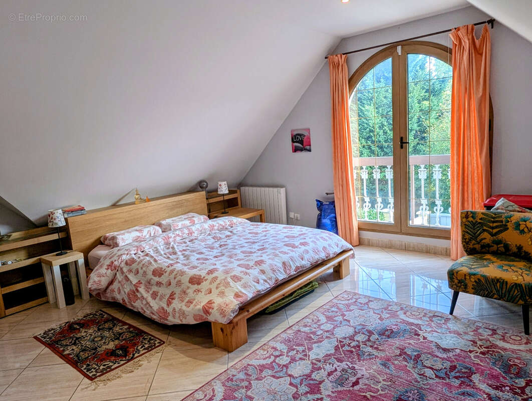 Maison à LA QUEUE-LES-YVELINES