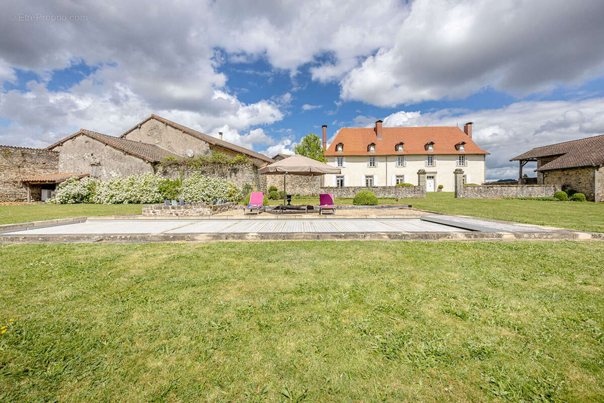Maison à LA CHAPELLE-MONTBRANDEIX
