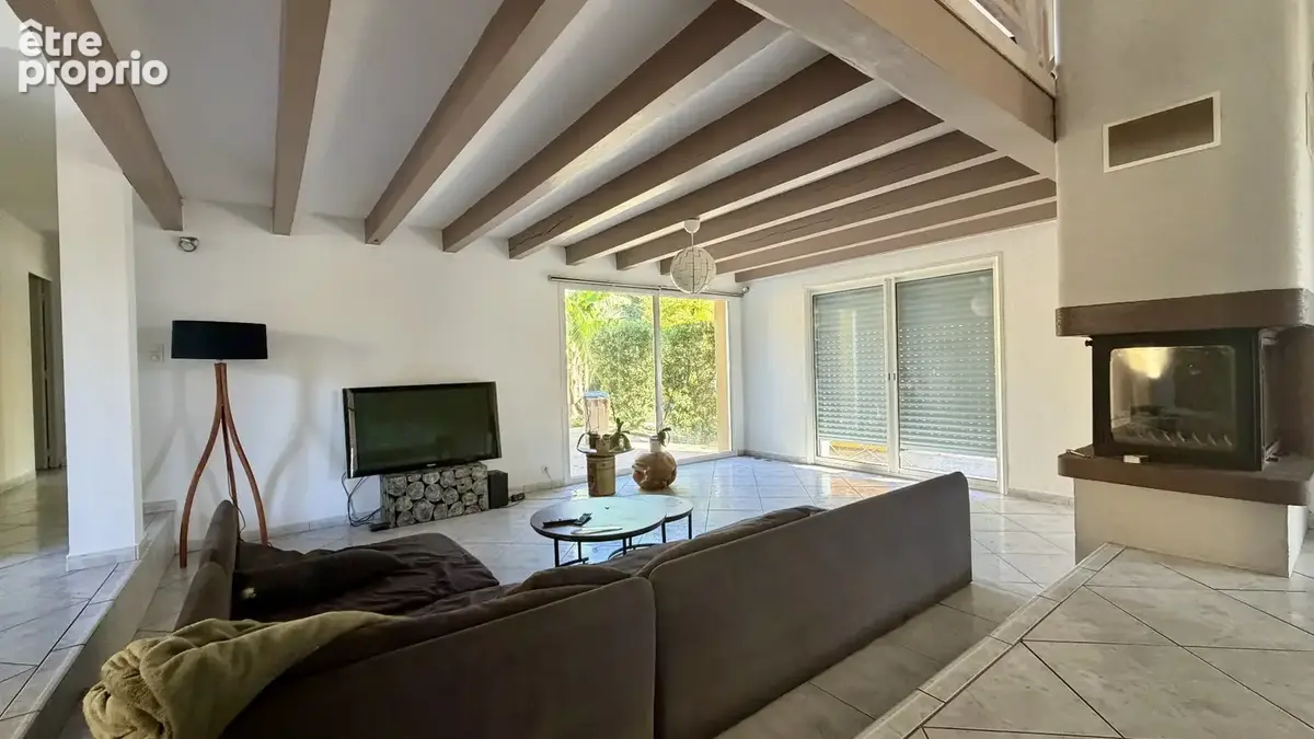 Maison T6 de 175 m² avec piscine plein sud, pool house et jacuzzi sur un terrain de 3 500 m² - photo 6