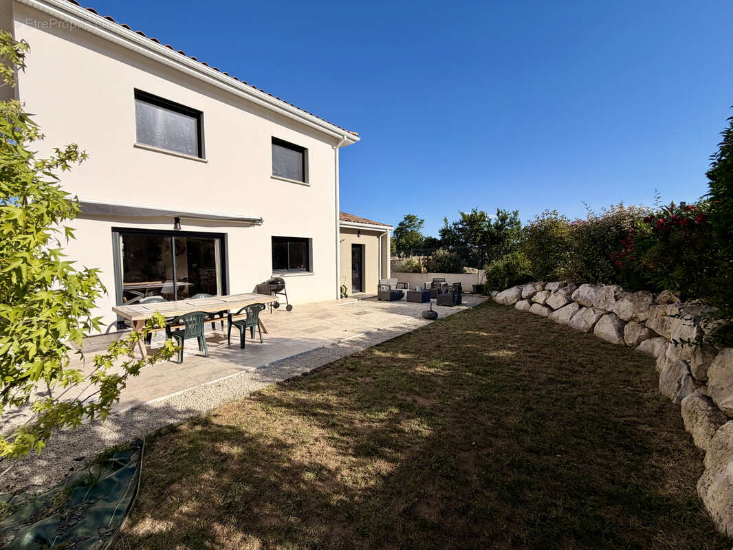 Beauvallon village. rare. maison de 90 m2 recente 2019. 3 chambres. garage. sur parcelle 350 m2 close . - photo 13