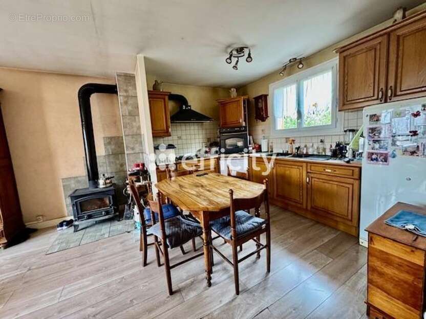 Maison à LA MONNERIE-LE-MONTEL