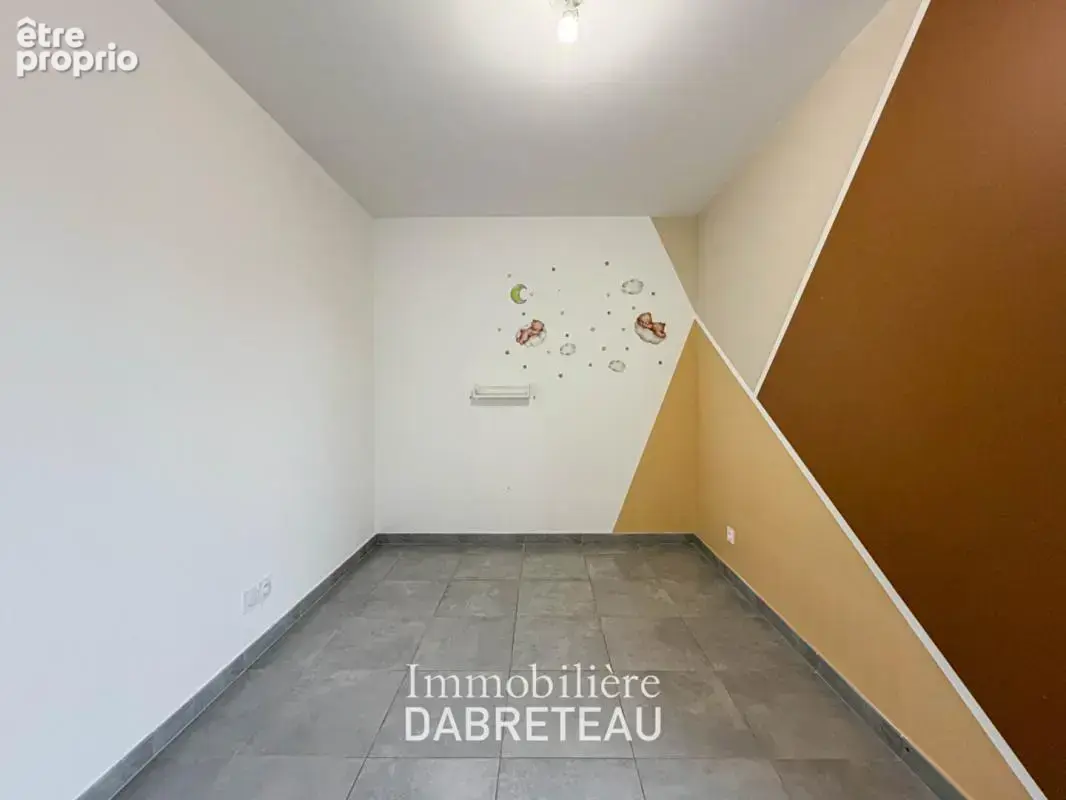 Vaulx en Velin - T4 de 75m2 en dernier étage avec grand balcon - photo 11