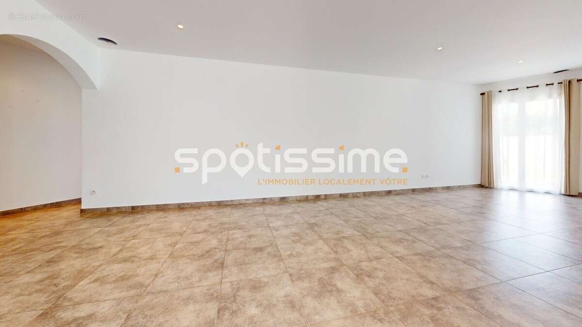 Maison de plain-pied avec piscine lagon sur 915 m² de terrain  Le Grau d'Agde, quartier Baluffe - photo 2