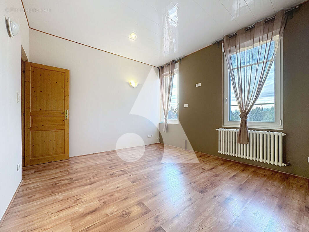 Maison à QUIEVRECHAIN