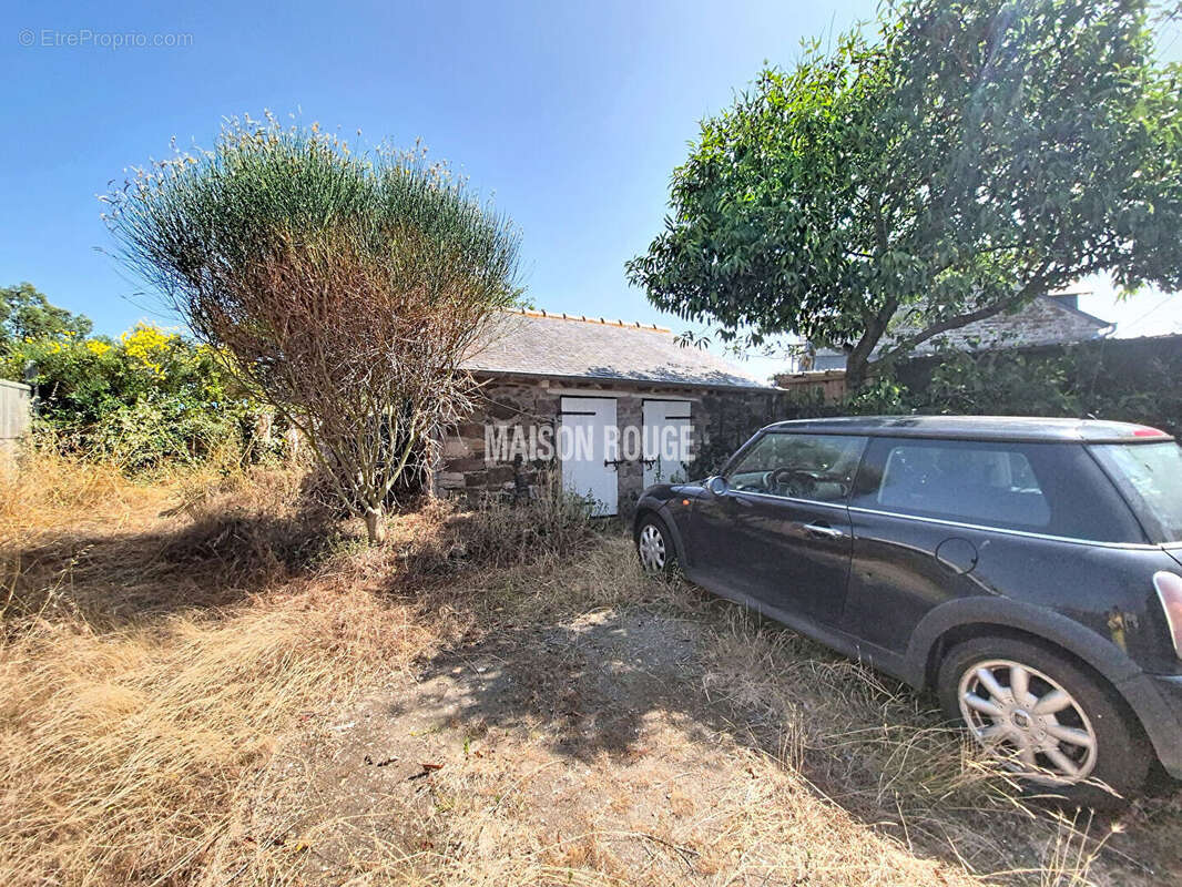 Maison de caractère en pierres à rénover - Jardin, dépendance et aperçus mer - photo 15