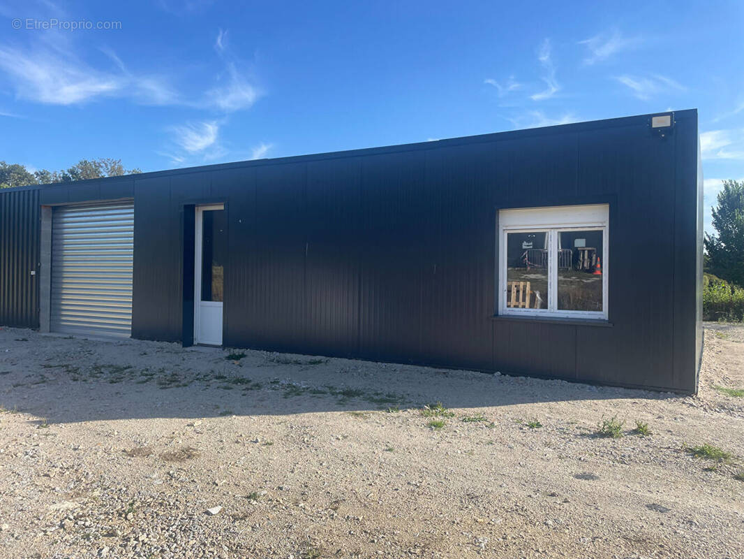 Parking 295 m² · à Saint-Jean-Brevelay · 295 m² · 261 250 €