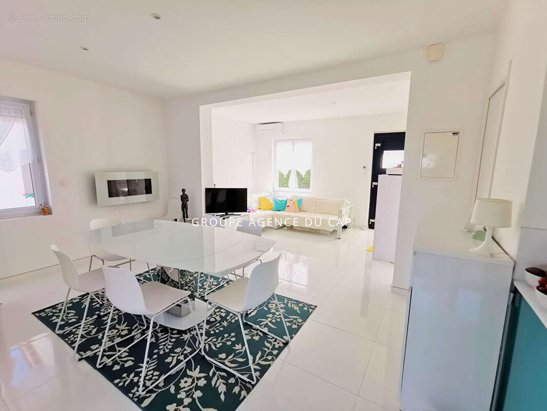 À vendre villa 4 pièces avec vue mer et studio indépendant, 15min a pied du centre ville de saint aygulf - photo 9