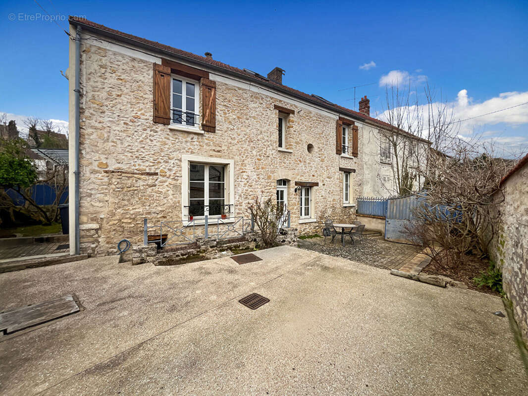 Maison à OINVILLE-SUR-MONTCIENT
