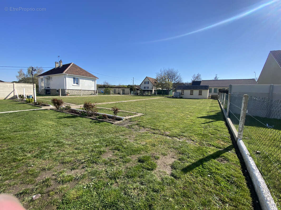 Terrain à LES DAMPS