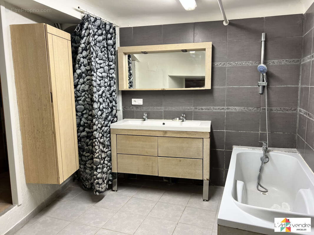 SALLE DE BAIN - Appartement à LE VAL