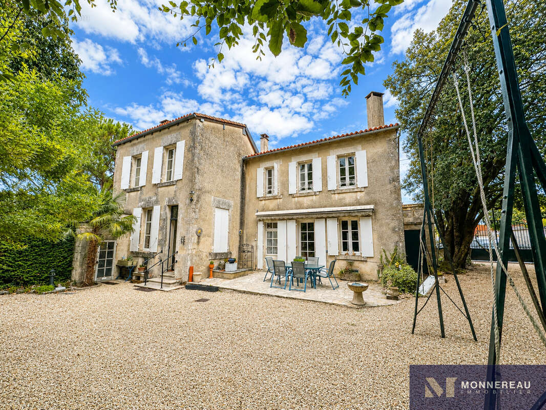 Maison bourgeoise avec parc et piscine en coeur de ville - photo 3