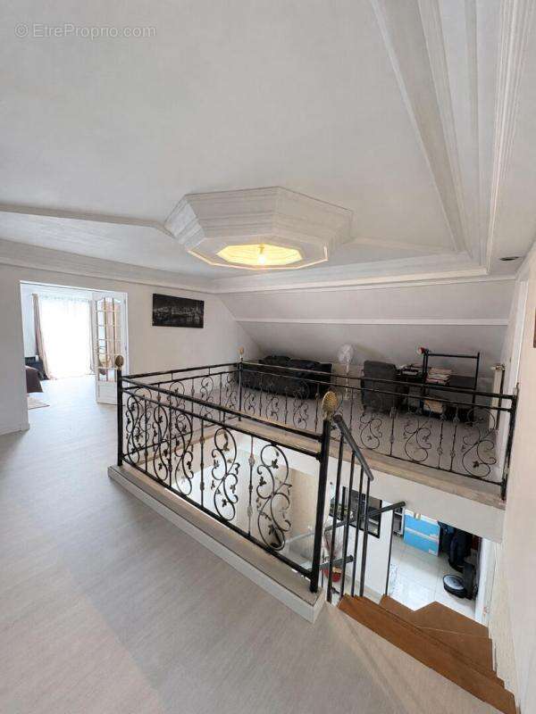 Volumes, luminosité et cadre privilégié pour cette belle maison familiale - photo 9