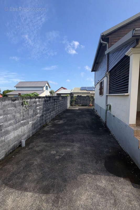 Sainte-Suzanne : villa à vendre avec IMMOBILIERE DE LA PROVIDENCE - photo 2