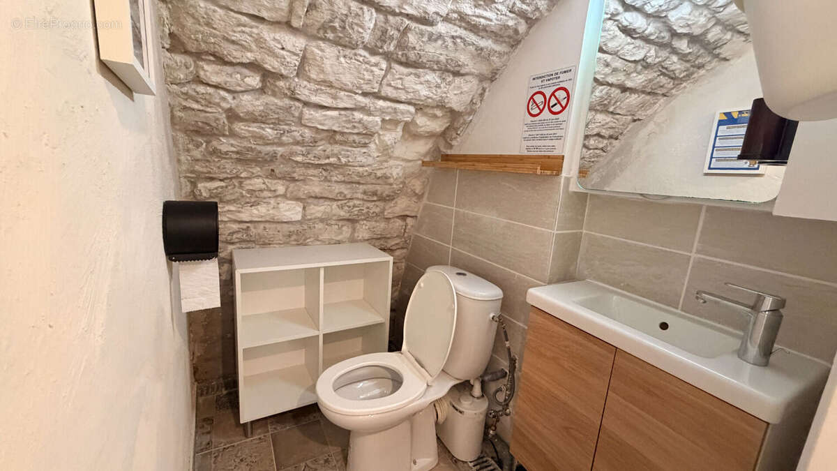 A vendre murs commerciaux vide 24,94 m2 en excellent etat situe rue barbacane a hyeres - photo 13