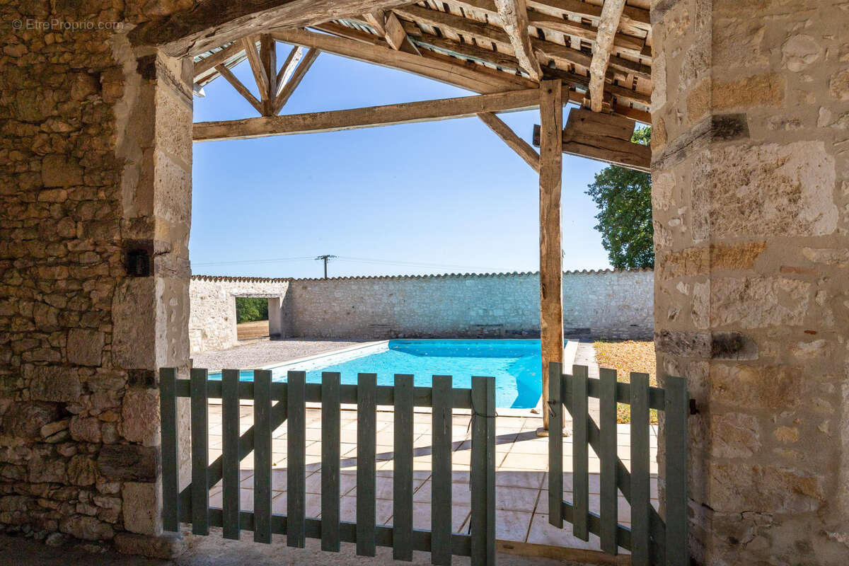 Maison de campagne avec piscine et grange - photo 27