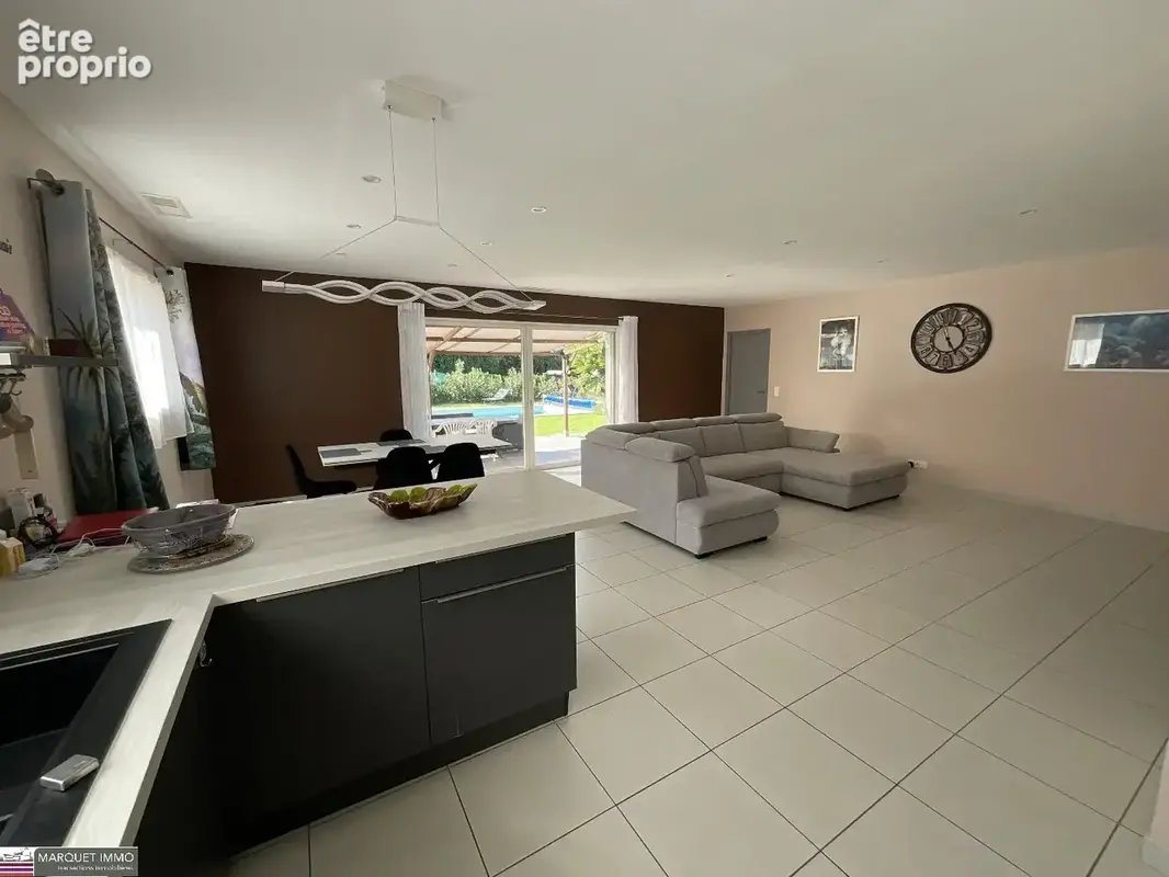 Villa T4 récente et fonctionnele, plain pied, offrant 155 m² en 4 faces sur 636 m² de terrain avec piscine et garage - photo 8