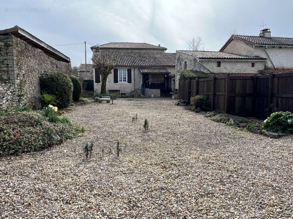 Maison à NANTEUIL-EN-VALLEE