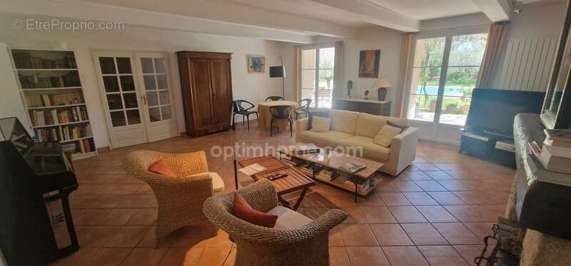 Maison à SAINT-MITRE-LES-REMPARTS