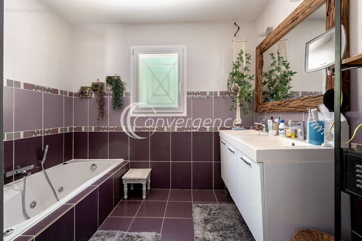 Superbe maison de plain-pied d'environ 160 m2 sur un magnifique terrain arboré de 2 500 m2   Accès PMR - photo 8