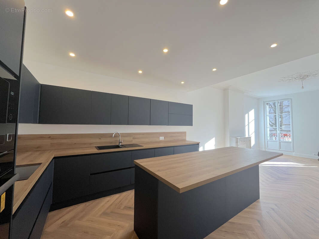 Toulon - Appartement Haussmanien de 160m2 refait à neuf - photo 6
