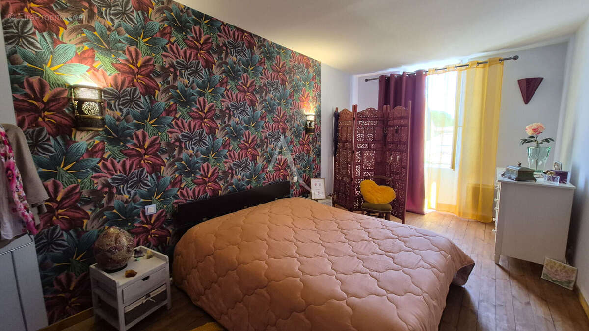 Maison Asnières La Giraud 157 m², jardin et dépendances - photo 9
