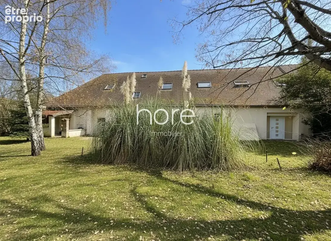 Maison 255 m² à La Celle-Saint-Cyr  - photo 2