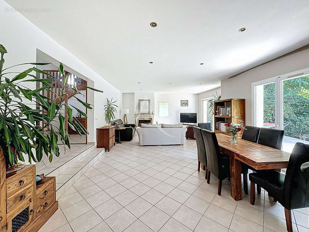 Maison coup de coeur à Mareuil-lès-Meaux - 6 chambres - 240 m2 - jardin de 836 m2 - garage double et nombreux stationnements - photo 2