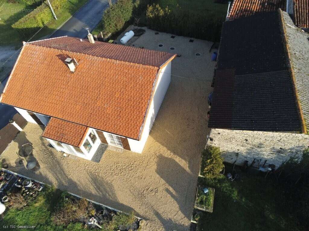 Maison à AIGRE
