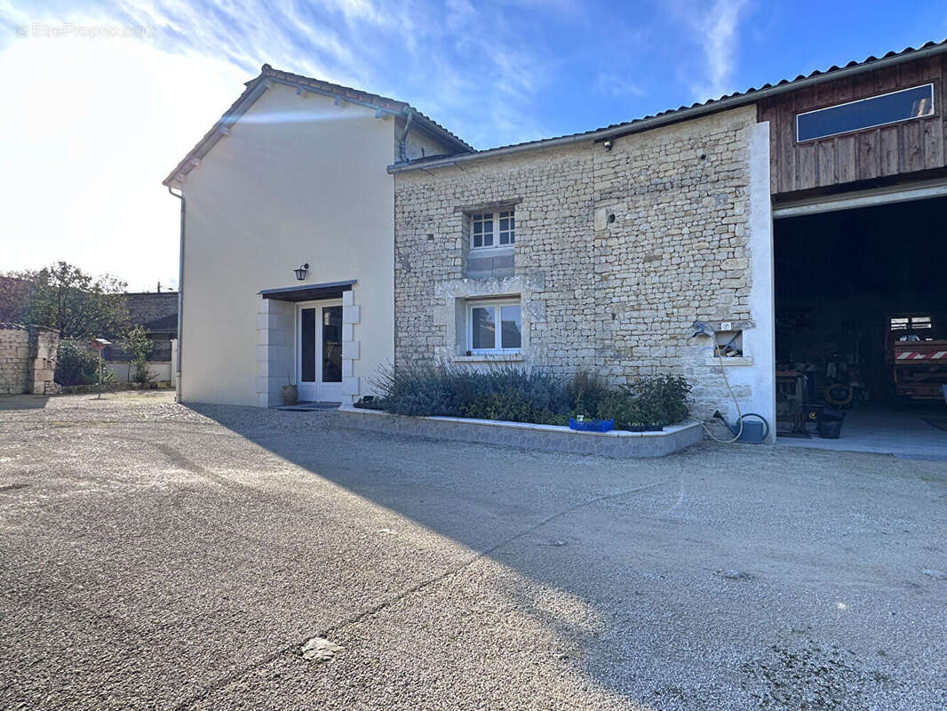 Maison à GENAC