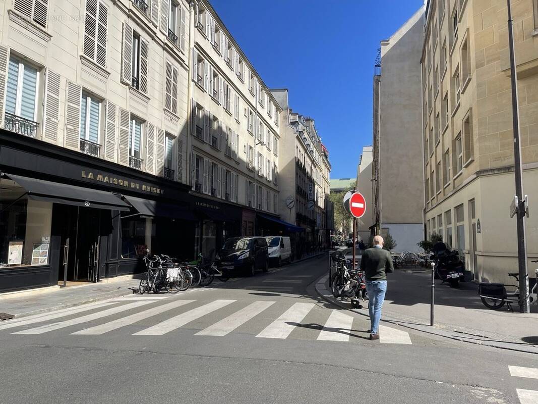 Autre à PARIS-8E