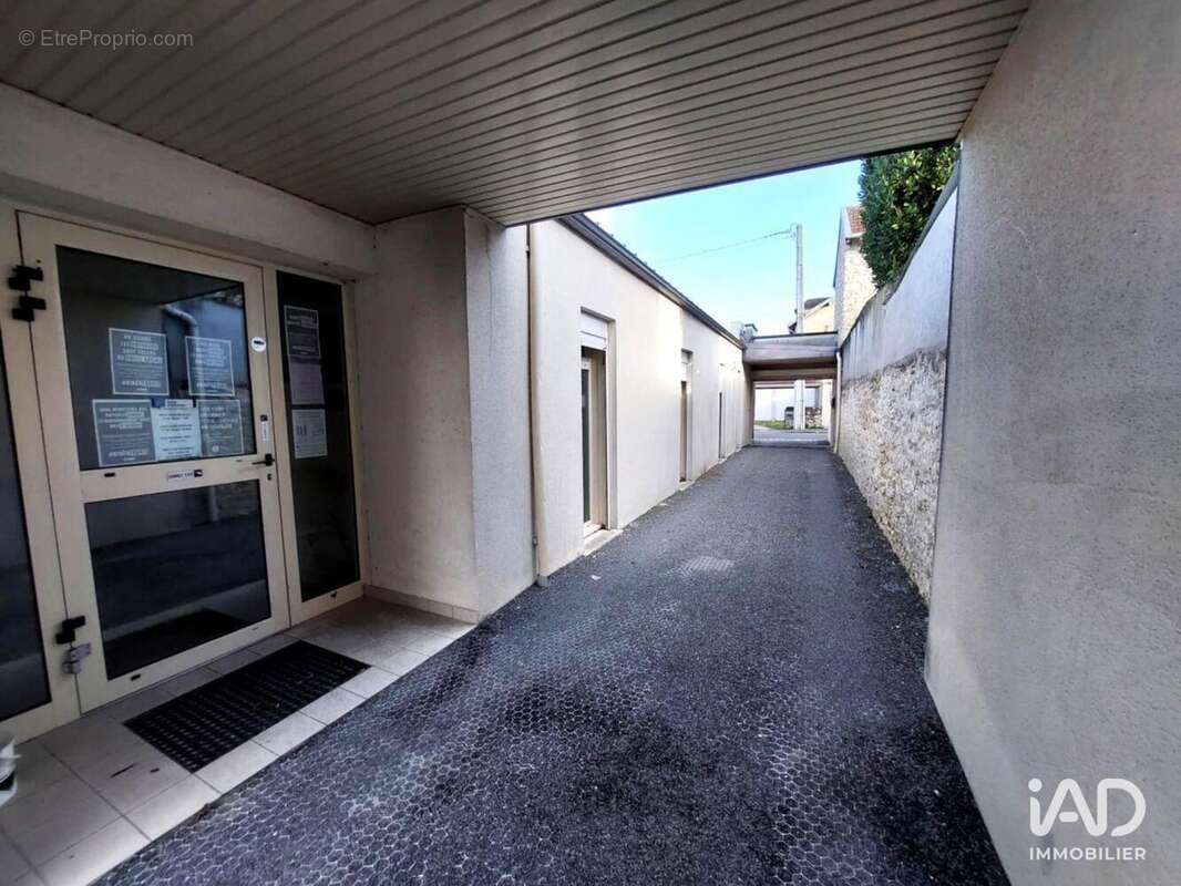 Photo 2 - Commerce à AVON