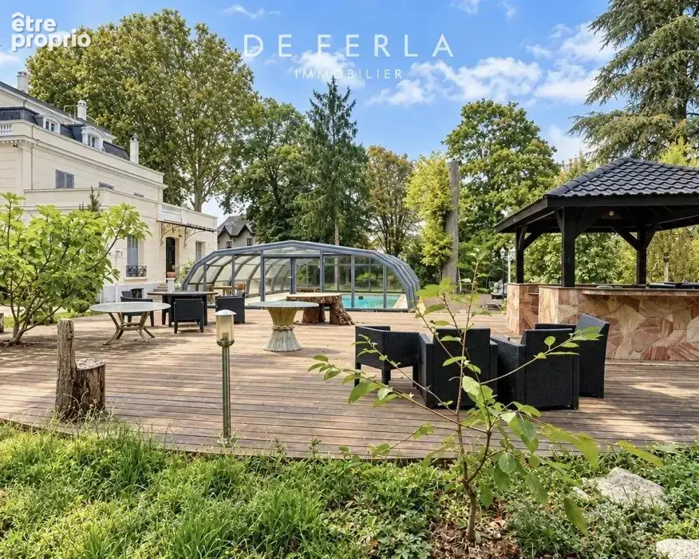 LE Mée-sur-Seine — Une demeure de caractère dans un écrin de verdure - photo 2