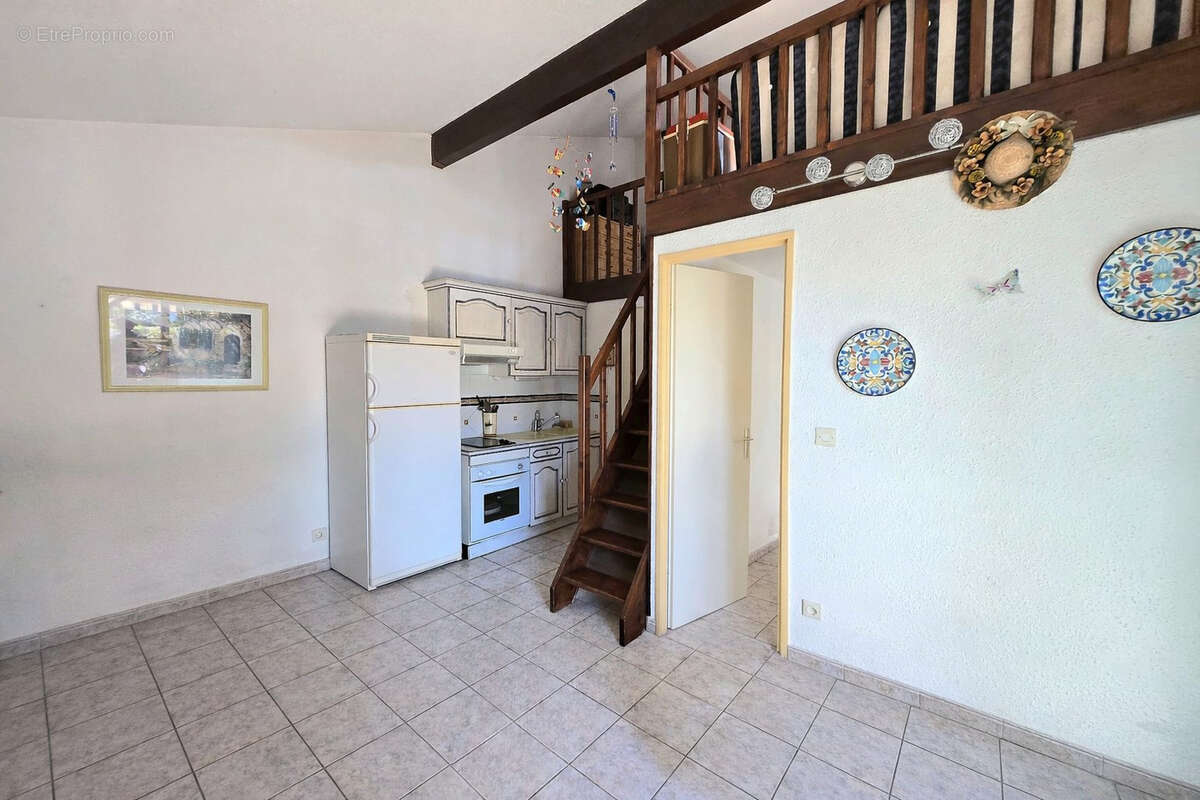 Maison à VIC-LA-GARDIOLE