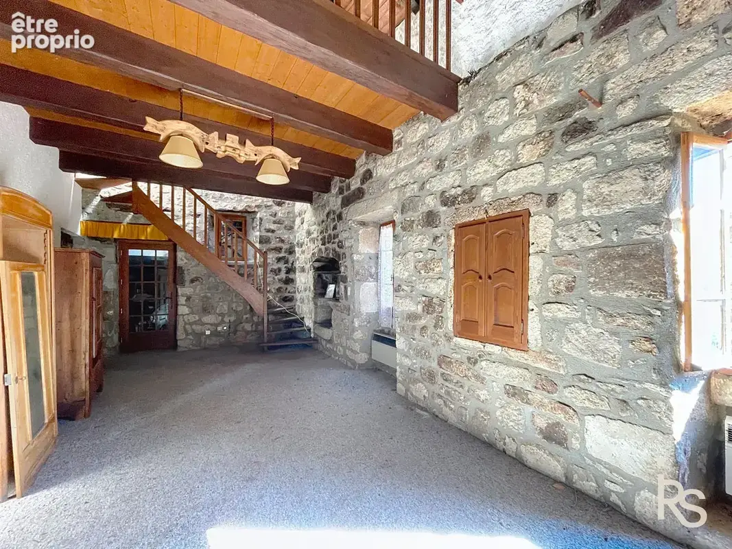 Un ensemble de deux maisons en pierre A RENOVER de 221 m2, 8,78 ha de terrain dont 3440 m2 proche. - photo 8