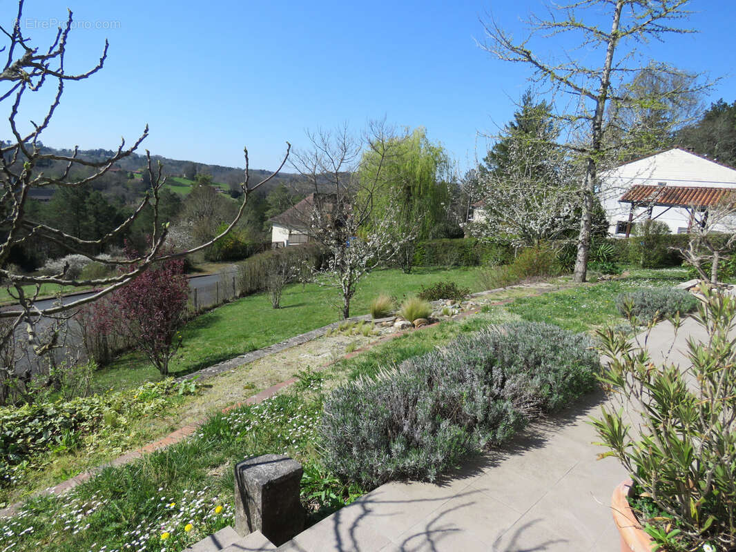 Maison à NOTRE-DAME-DE-SANILHAC