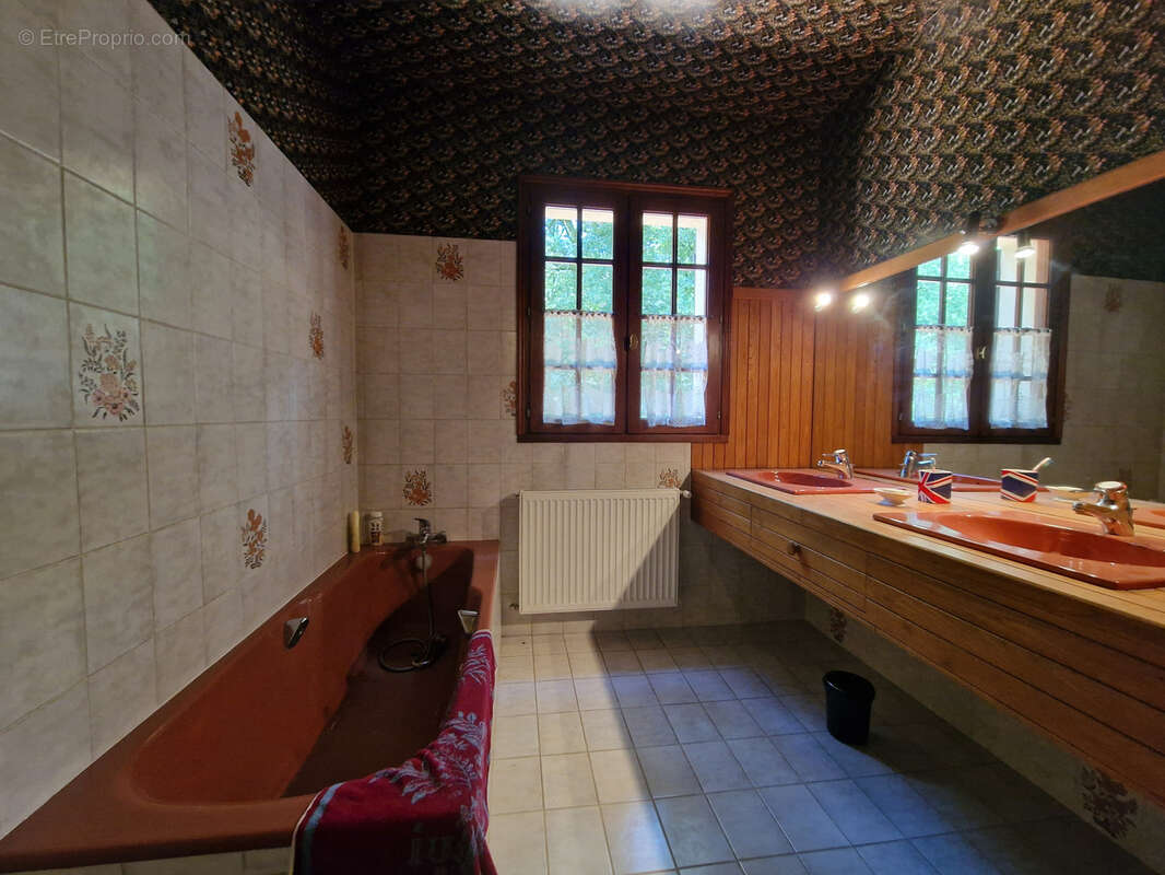 Maison à MONTMOREAU-SAINT-CYBARD