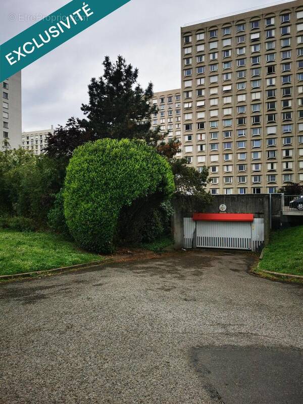 Photo 1 - Parking à LYON-8E