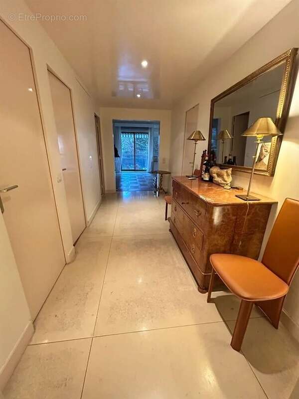 Appartement à NEUILLY-SUR-SEINE