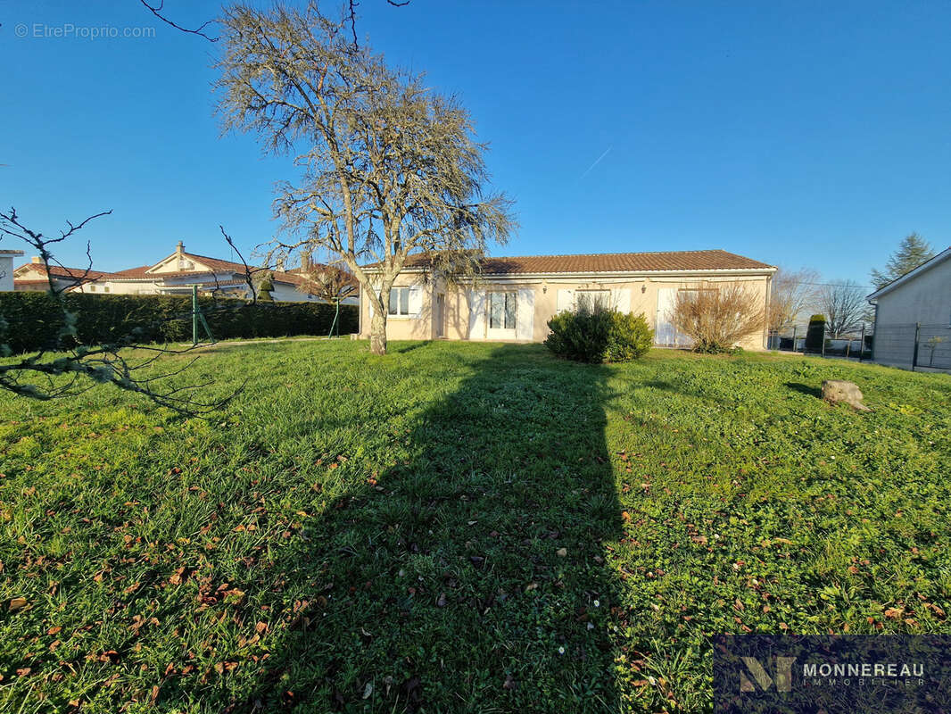 Maison à MONTMOREAU-SAINT-CYBARD