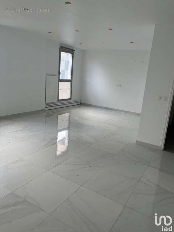 Photo 2 - Commerce à CERGY