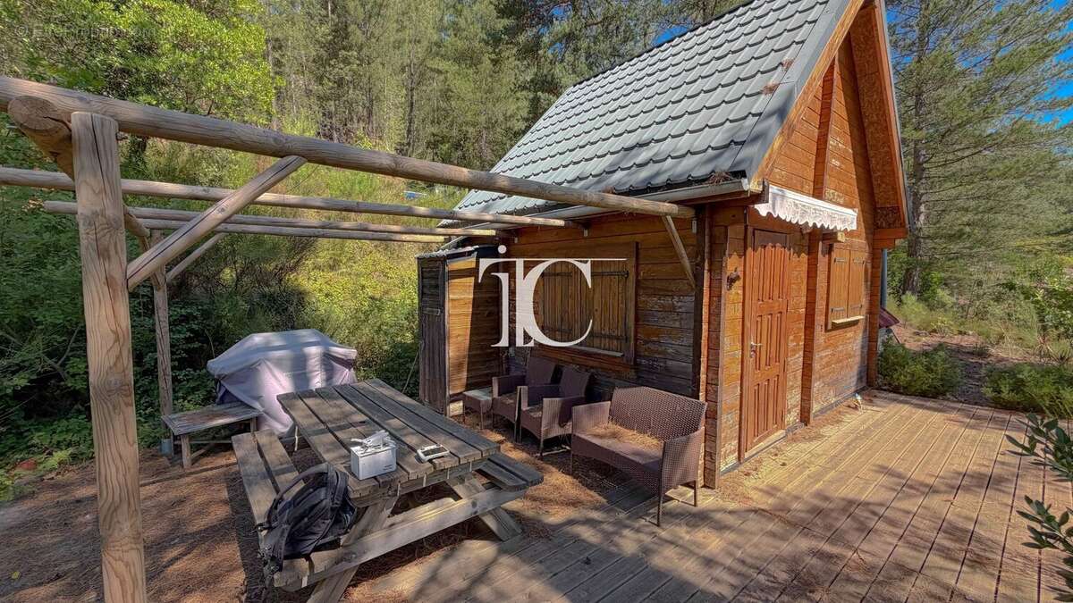 Petit chalet en pleine nature  20 m² habitables  Terrain constructible de 3 846 m² - photo 4