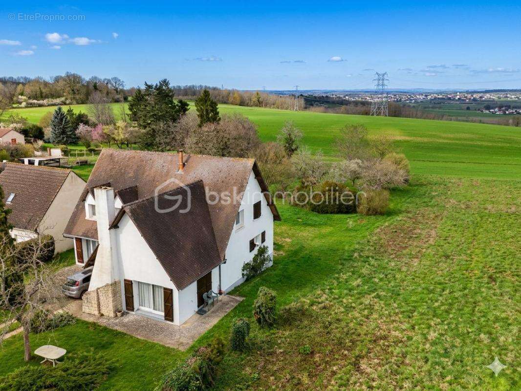 Maison à VILLENEUVE-SUR-YONNE