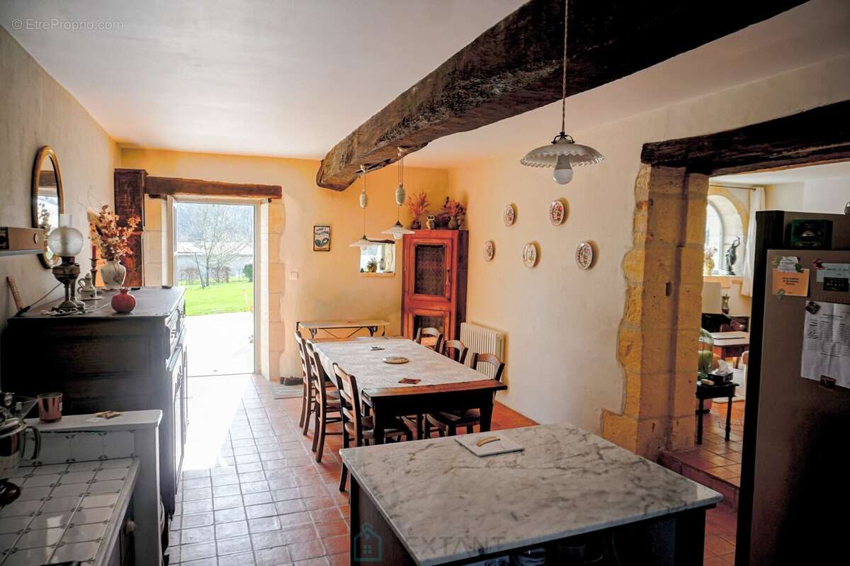 Ancienne maison forte du XIIIe siècle, nichée sur les hauteurs de la petite Venise du Périgord. - photo 18
