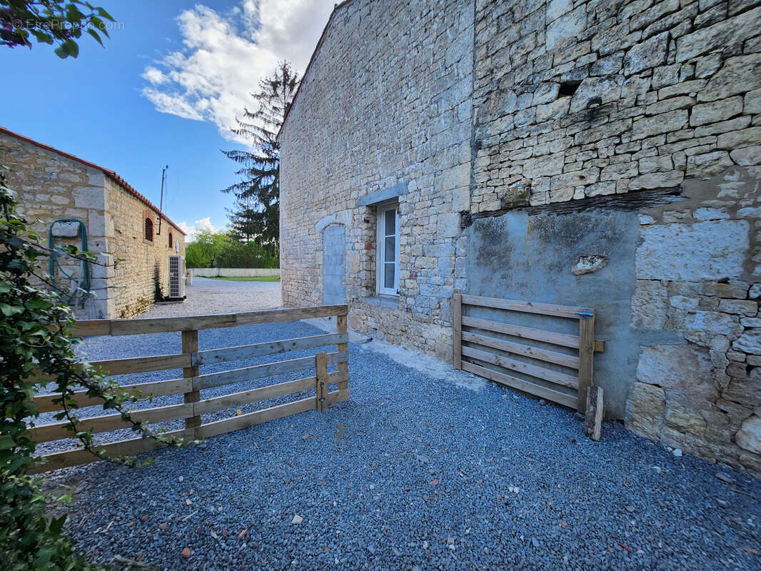 Maison à SAINTE-GEMME-LA-PLAINE