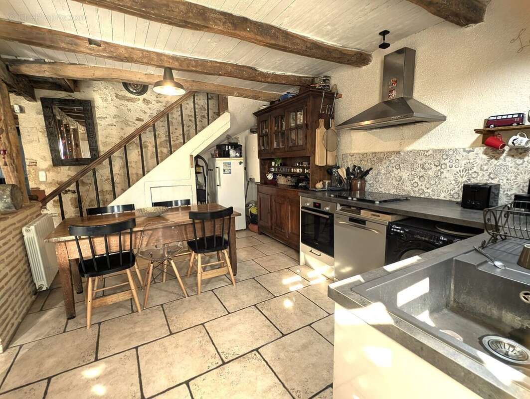 Maison 97 m² à Saint-Vite  - photo 6